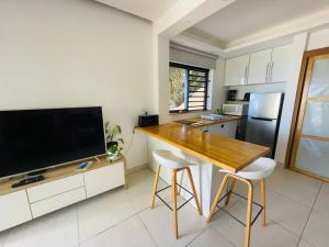 Köök või kööginurk majutusasutuses MATATIA LODGE - logement entier avec vue imprenable +9 fotot
