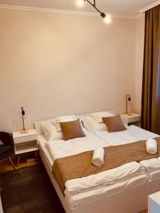 Ένα ή περισσότερα κρεβάτια σε δωμάτιο στο Európa Apartman
