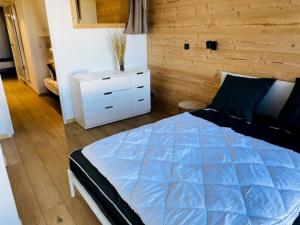 Un pat sau paturi într-o cameră la Résidence Varet 2 - Appartement rénové 3 pièces 7 personnes MAE-7834