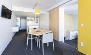 eine Küche und ein Esszimmer mit Tisch und Stühlen in der Unterkunft Résidence Varet 2 - Appartement rénové 3 pièces 7 personnes MAE-7854 in Arc 2000