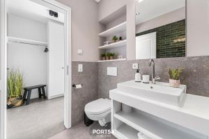 a bathroom with a white sink and a toilet at Ferienwohnung Erholen St Peter Ording in Böhl