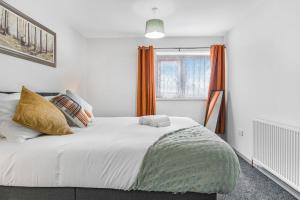 a bedroom with a large white bed and a window at Villa Casa in Birmingham