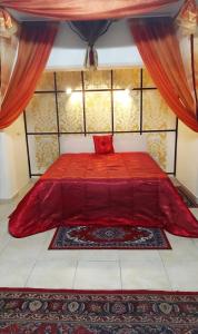 een rood bed in een kamer met een raam bij Casa vacanza La Maison De Losyram Art in Salerno