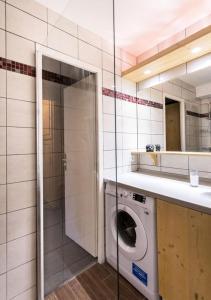 y baño con espejo y lavadora. en Résidence Nova 1 - Appartement 2 pièces 6 personnes proche des pistes MAE-7984, en Arc 1800