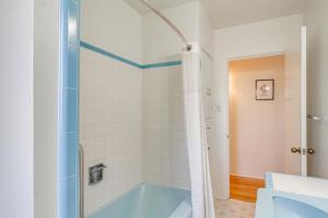 Ένα μπάνιο στο Home with Patio Near Nob Hill, UNM and Kirtland AFB!