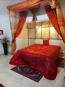 een rood bed in een kamer met een raam bij Casa vacanza La Maison De Losyram Art in Salerno +29 foto's