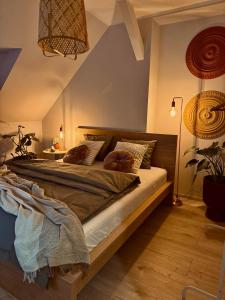 Un dormitorio con una cama grande en una habitación. en Apartament Zielony Stół, en Gniezno