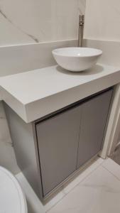 a bathroom with a white sink and a toilet at Chame, eu negocio - Centro do Mar Grosso - Laguna in Laguna