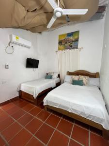 モンポスにあるCasa Portales de Santa Bárbaraのシーリングファン付きの客室内のベッド2台