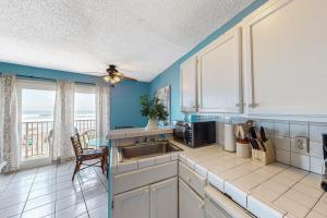 cocina con fregadero y mesa con vistas en La Internacional Condominiums #202, en South Padre Island
