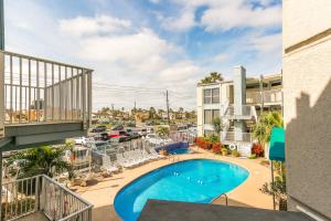 desde el balcón de un apartamento con vistas a la piscina en La Internacional Condominiums #202, en South Padre Island