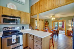 Η κουζίνα ή μικρή κουζίνα στο Wet Feet Retreat Year-Round Cabin in Frederic +23 φωτογραφίες