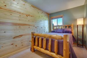 Ένα ή περισσότερα κρεβάτια σε δωμάτιο στο Wet Feet Retreat Year-Round Cabin in Frederic