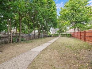ピッツバーグにあるBloomfield, Shadyside !2 Modern and Spacious Two Bedroom Apt with Free Parkingの塀と木の入る公園内の歩道