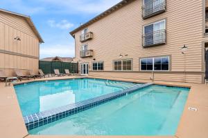 a swimming pool in front of a building at Best Western Rocky Mountain Lodge in Whitefish
