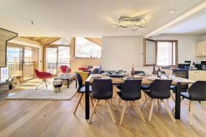 a kitchen and dining room with a table and chairs at Résidence Le Bettex - Chalet Ydilia MAE-9624 in Praranger