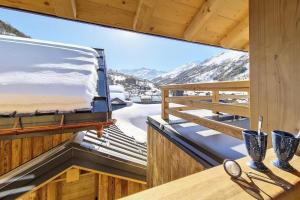 a room with a bed on a balcony with snow covered mountains at Résidence Le Bettex - Chalet Ydilia MAE-9624 in Praranger