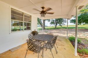 Κήπος έξω από το Country Home Near Lake Wedowee Patio and Fire Pit!