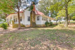Κήπος έξω από το Country Home Near Lake Wedowee Patio and Fire Pit!