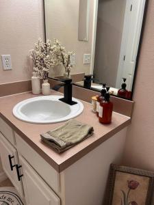 Gambar di galeri bagi Modern Vacation Studio Minutes Away From The Parks di Davenport