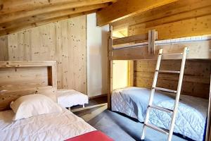 een kamer met een stapelbed, 2 bedden en een ladder bij Résidence Valmonts A - Appartement duplex rénové · Départ ski aux pieds · Balcon MAE-9904 in Les Bruyères