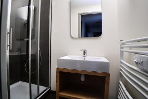 Résidence Les Cristaux - Appartement rénové · Proche des pistes · Balcon · WIFI · Hammam · Sauna MAE-0074 في Levassaix: حمام مع حوض ودش +19 صورة