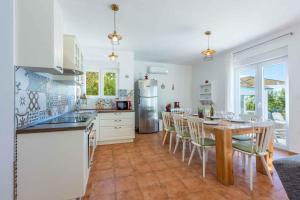 une cuisine avec une table, des chaises et un réfrigérateur dans l'établissement Holiday home in Smrika 45290, à Šmrika