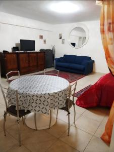 een woonkamer met een tafel en een blauwe bank bij Casa vacanza La Maison De Losyram Art in Salerno