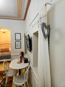 a room with a heart hanging on a wall at Apartmán Marína in Banská Štiavnica