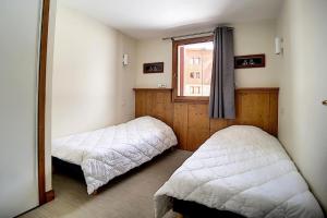 Postel nebo postele na pokoji v ubytování Résidence Les Cristaux - Appartement confortable & rénové · Proche des pistes · Balcon · Sauna · Hammam · WIFI MAE-0264