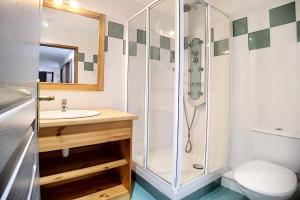 Koupelna v ubytování Résidence Les Cristaux - Appartement confortable & rénové · Proche des pistes · Balcon · Sauna · Hammam · WIFI MAE-0264 + 18 fotografií