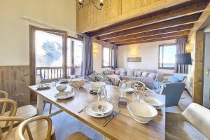 ein Esszimmer mit Tisch und ein Wohnzimmer in der Unterkunft Résidence Les Cristaux - Appartement spacieux & rénové · Proche des pistes · Balcon · Hammam · WIFI · Sauna MAE-0274 in Levassaix