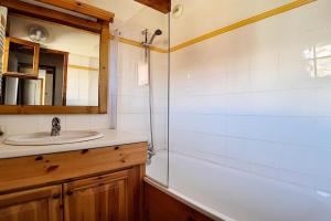 ein Badezimmer mit Waschbecken und Dusche in der Unterkunft Résidence Les Cristaux - Appartement spacieux & rénové · Proche des pistes · Balcon · Hammam · WIFI · Sauna MAE-0274 in Levassaix + 20 Fotos