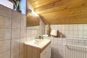 ein Badezimmer mit einem Waschbecken und einer Holzdecke in der Unterkunft Résidence Les Granges - Chalet spacieux · Centre village des Granges · Sauna MAE-0184 in Saint-Marcel + 9 Fotos