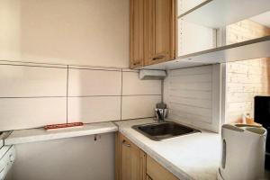 eine kleine Küche mit einer Spüle und einer Theke in der Unterkunft Résidence Soldanelles A - Appartement spacieux · Proche des pistes · Parking inclus MAE-0374 in Les Menuires + 13 Fotos