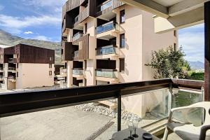 ein Balkon mit Blick auf ein Gebäude in der Unterkunft Résidence Soldanelles A - Appartement spacieux · Proche des pistes · Parking inclus MAE-0374 in Les Menuires