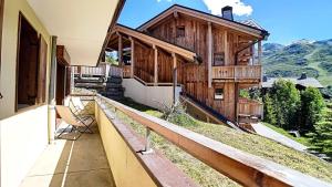 ein Haus mit Balkon und Aussicht in der Unterkunft Résidence Les Cristaux - Appartement spacieux & rénové · Proche des pistes · Balcon · Sauna · Hammam · WIFI MAE-0524 in Levassaix