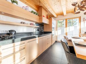 Kuchyň nebo kuchyňský kout v ubytování Chalet Erlebnishaus II