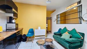 スタンにあるMagnifique T2 proche Paris et Stade de Franceのリビングルーム(緑のソファ付)、キッチンが備わります。