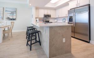 Кухня или мини-кухня в Phoenix Gulf Towers 706 condo
