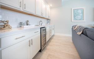 Кухня или мини-кухня в Phoenix Gulf Towers 706 condo

