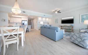 Телевизор и/или развлекательный центр в Phoenix Gulf Towers 706 condo +65 фотографий