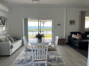 Χώρος καθιστικού στο The Lake House, Highgrove- Quiet secluded comfort