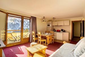 ein Wohnzimmer mit Küche und Esszimmer in der Unterkunft Résidence Les Cristaux - Appartement de standing rénové · Proche des pistes · Balcon · Sauna · Hammam · WIFI MAE-1164 in Levassaix