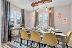 una sala da pranzo con tavolo e sedie di The Hideaway on Hazel- Luxury Smart Home w Hot Tub ad Ames