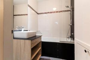 ein Badezimmer mit Waschbecken und Badewanne in der Unterkunft Résidence Soldanelles A - Deux pièces 4 pers clois 28 m² balcon SUD OUEST MAE-1264 in Les Menuires