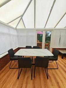 een kamer met een tafel en stoelen in een tent bij Luxury 5-bed House near NEC & BHX in Solihull