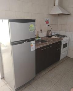 una cocina con frigorífico y fregadero en Casa Wasi Qellu, en San Rafael