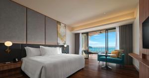 PARKROYAL Langkawi Resort客房内的一张或多张床位