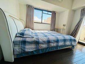 Uma cama ou camas num quarto em Lucky sky903周围设施配套齐全1Ldk可容纳5人 徒步心斋桥商圈 高楼层俯瞰大阪